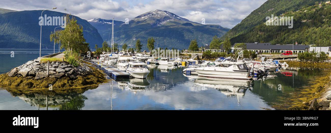 Port de Sylte ou Valldal centre administratif Norddal municipalité, plus og Romsdal comté, Norvège avec Valldalen vallée et rive Norddalsfjorden, N Banque D'Images