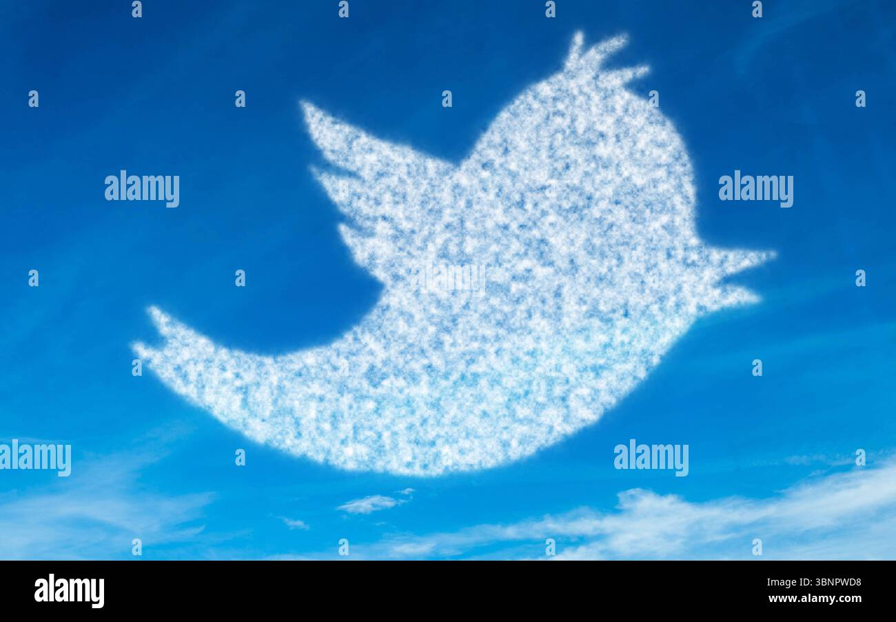 La formation de nuages en forme d'oiseau plane dans un ciel bleu vif, avec des accents de nuages sinueux Banque D'Images La formation de nuages en forme d'oiseau plane dans un ciel bleu vif, avec des accents de nuages sinueux Banque D'Images