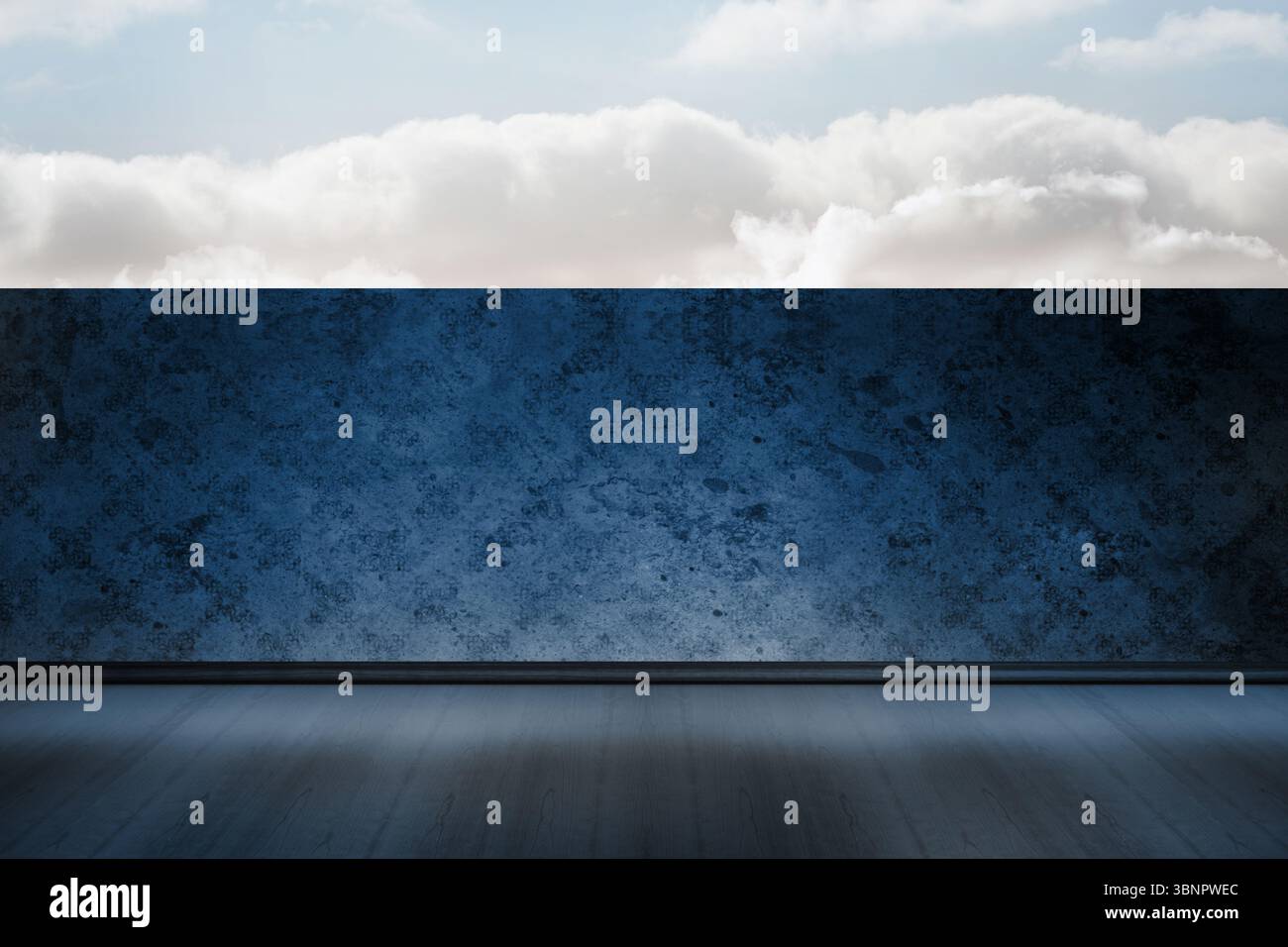 La conception plate montre un panneau mural texturé bleu minimal sur plancher en bois sous ciel nuageux Banque D'Images