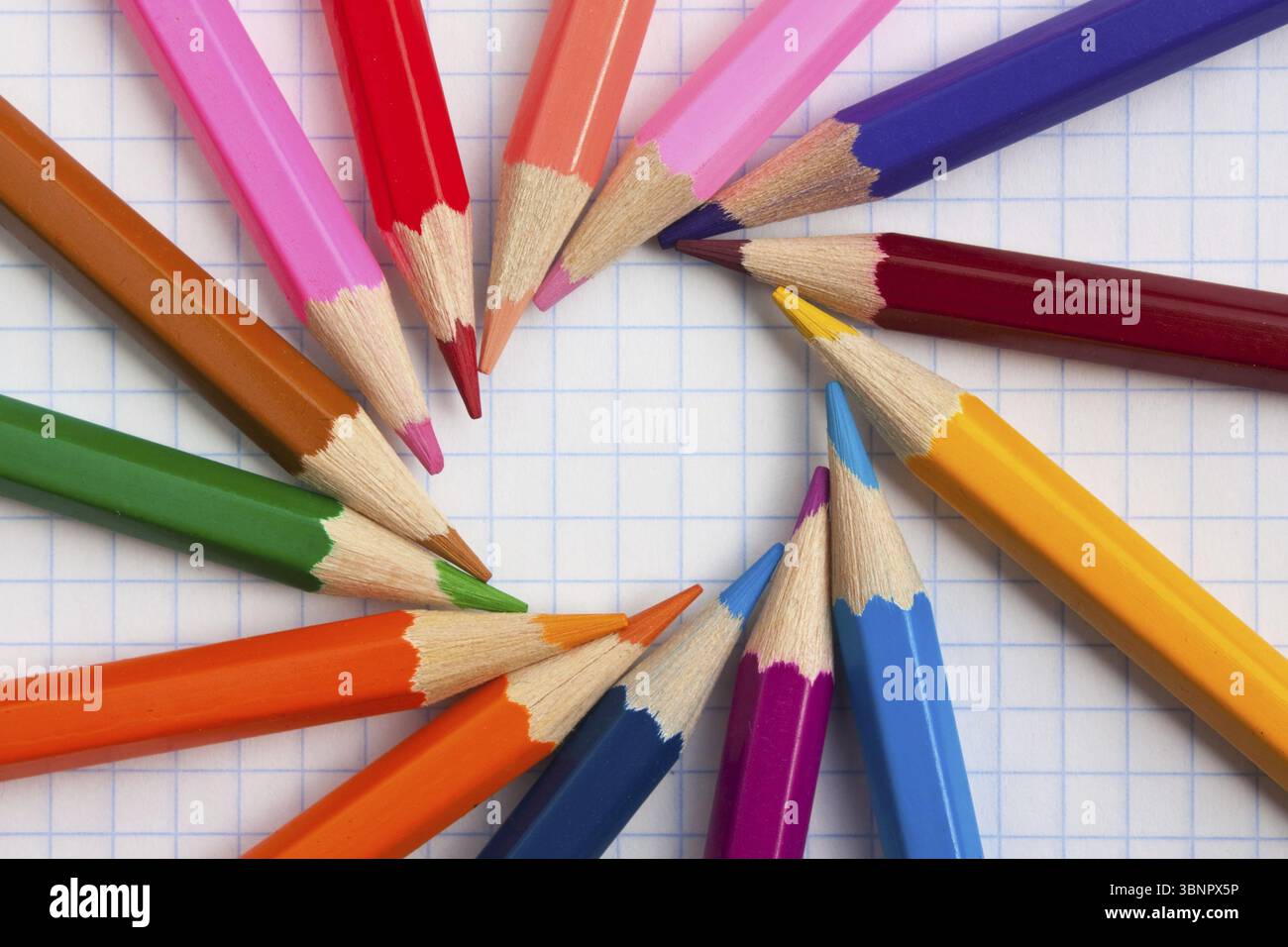 Crayons de couleur au cahier d'école Banque D'Images