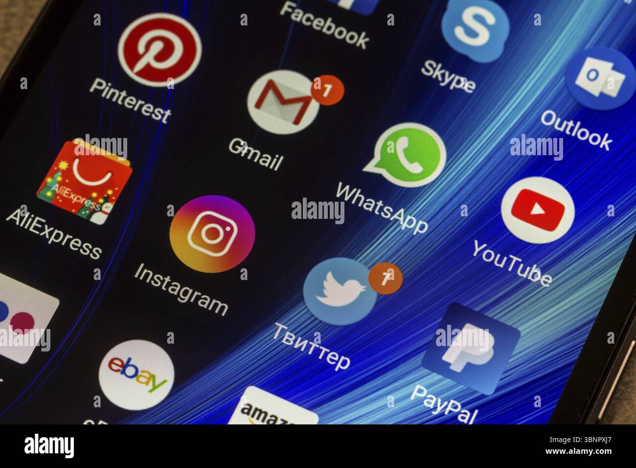 Adygea, Russie - 3 janvier 2018 : WhatsApp, YouTube, instagram, Facebook, Skype et d'autres icônes d'applications sur l'écran du smartphone Xiaomi Banque D'Images