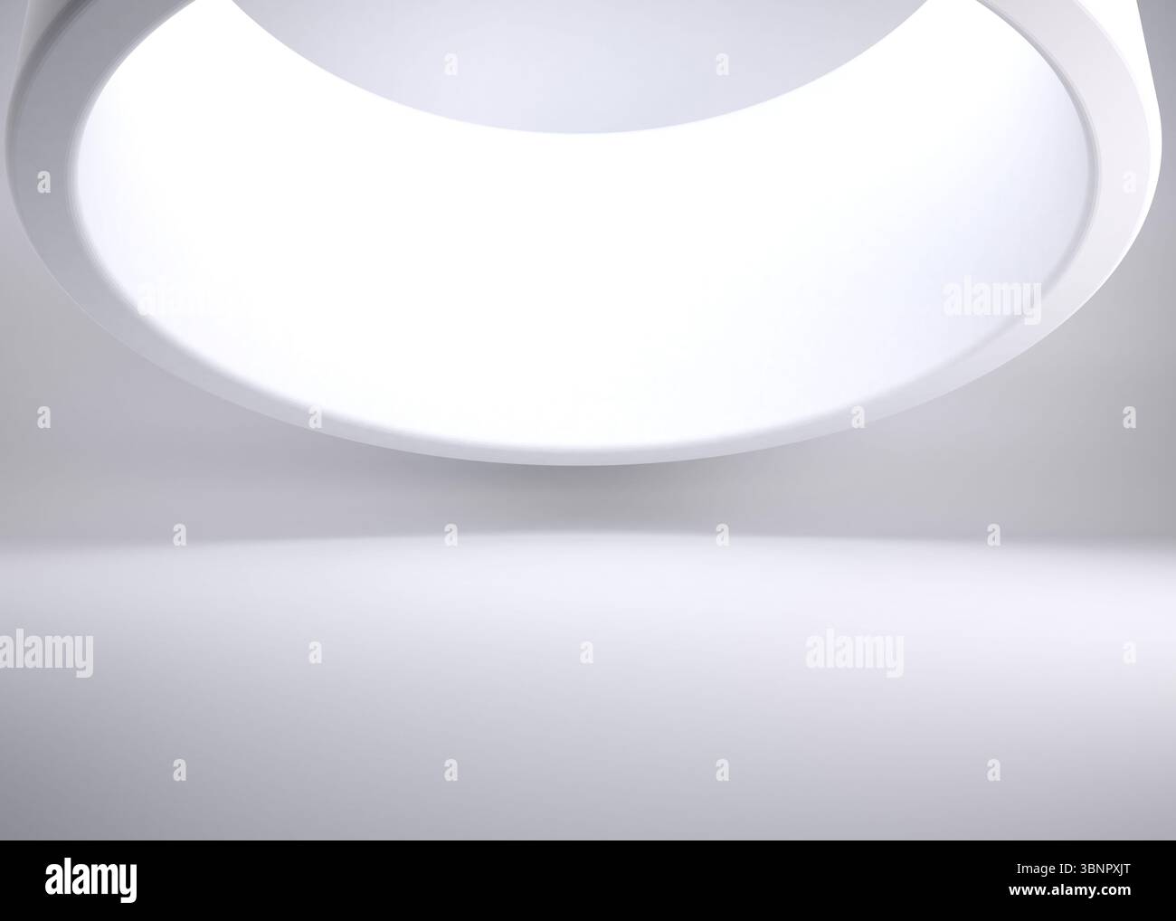 La conception plate met en valeur un grand luminaire circulaire de plafond brillant dans un intérieur blanc minimal Banque D'Images