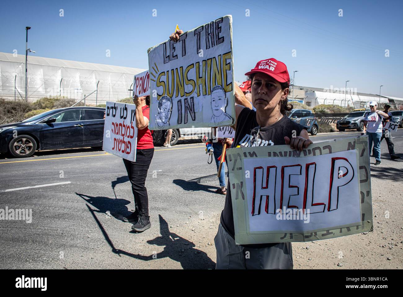 Un manifestant tient des pancartes à l'entrée du kibboutz Nir Oz avant la visite du premier ministre israélien Benjamin Netanyahu. Netanyahu a effectué sa première visite depuis le massacre du 7 octobre dans la communauté frontalière de Gaza du kibboutz Nir Oz près de 21 mois après l’assaut mené par le Hamas qui a laissé un résident sur quatre assassiné ou enlevé et a été accueilli à l’entrée par une pancarte indiquant Mr. abandon et par des survivants en colère l’accusant de chercher la rédemption politique sans jamais reconnaître l’incapacité des états à les protéger. Banque D'Images