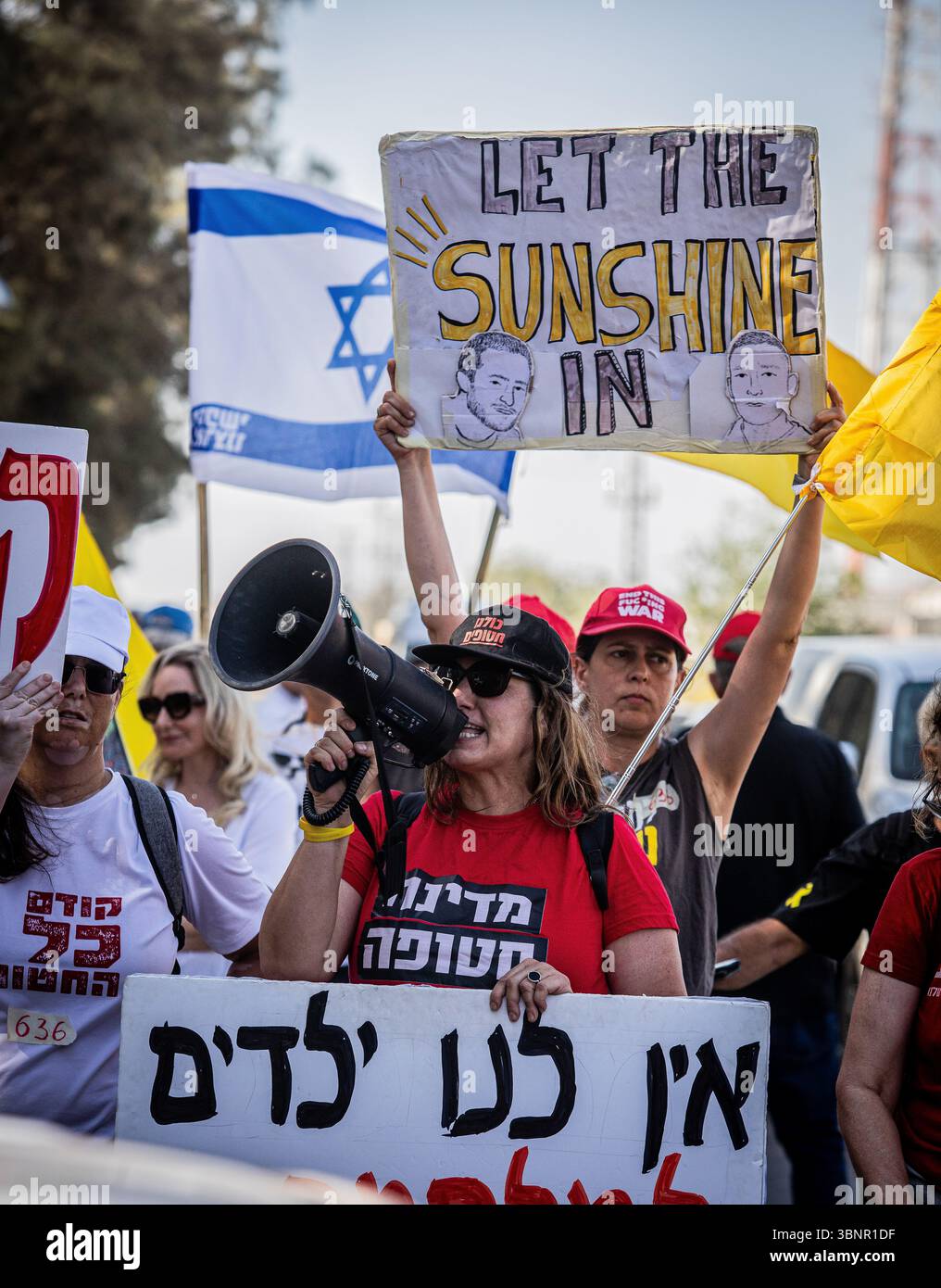 Les manifestants scandent des slogans et tiennent des pancartes à l'entrée du kibboutz Nir Oz avant la visite du premier ministre israélien Benjamin Netanyahu. Netanyahu a effectué sa première visite depuis le massacre du 7 octobre dans la communauté frontalière de Gaza du kibboutz Nir Oz près de 21 mois après l’assaut mené par le Hamas qui a laissé un résident sur quatre assassiné ou enlevé et a été accueilli à l’entrée par une pancarte indiquant Mr. abandon et par des survivants en colère l’accusant de chercher la rédemption politique sans jamais reconnaître l’incapacité des états à les protéger. Banque D'Images