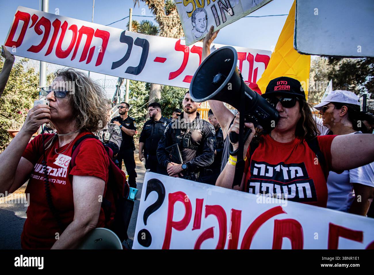 Les manifestants scandent des slogans et tiennent des pancartes à l'entrée du kibboutz Nir Oz avant la visite du premier ministre israélien Benjamin Netanyahu. Netanyahu a effectué sa première visite depuis le massacre du 7 octobre dans la communauté frontalière de Gaza du kibboutz Nir Oz près de 21 mois après l’assaut mené par le Hamas qui a laissé un résident sur quatre assassiné ou enlevé et a été accueilli à l’entrée par une pancarte indiquant Mr. abandon et par des survivants en colère l’accusant de chercher la rédemption politique sans jamais reconnaître l’incapacité des états à les protéger. Banque D'Images