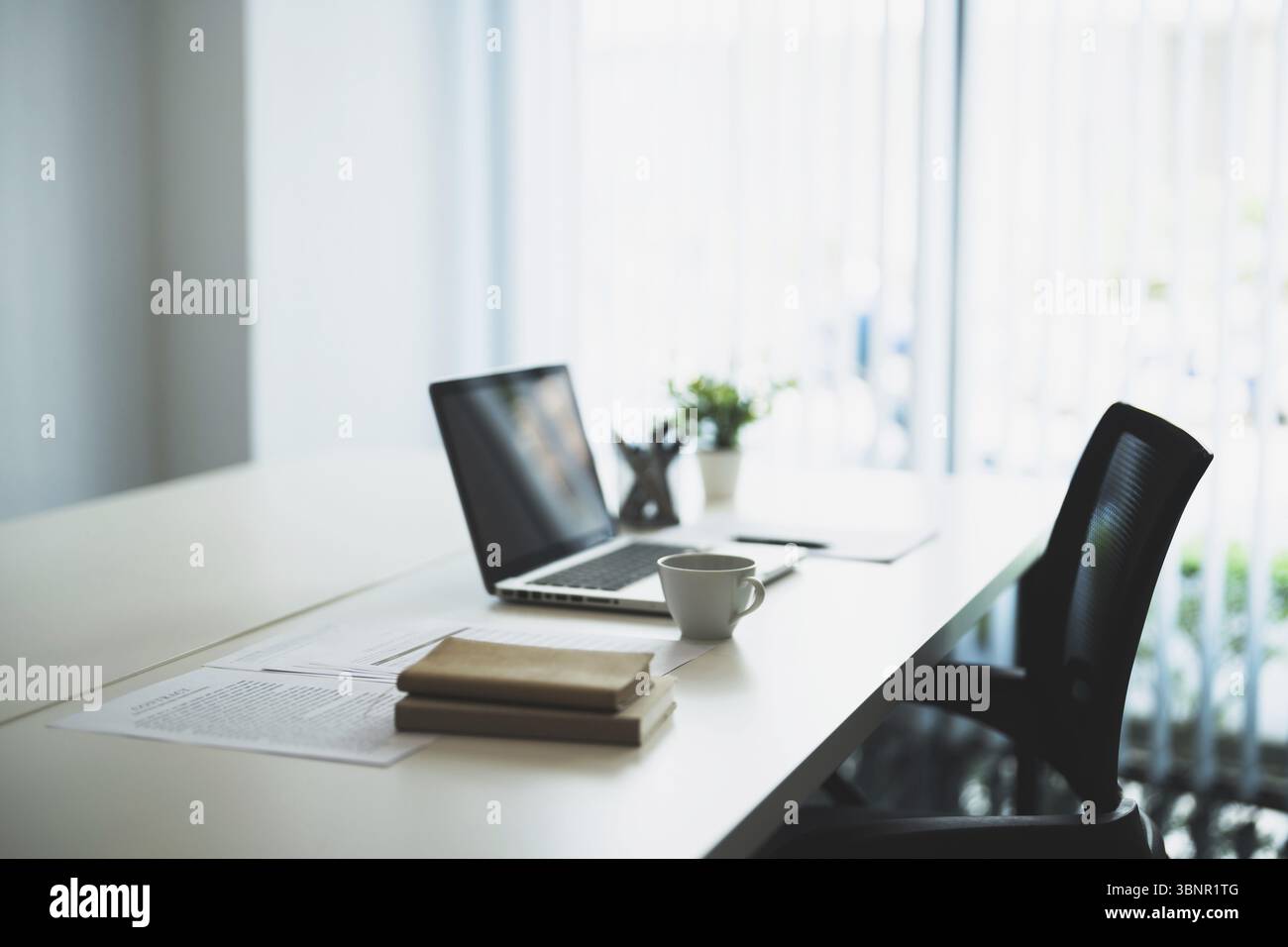 Intérieurs de bureau modernes lieu de travail avec ordinateur portable. antécédents de bureau d'affaires Banque D'Images