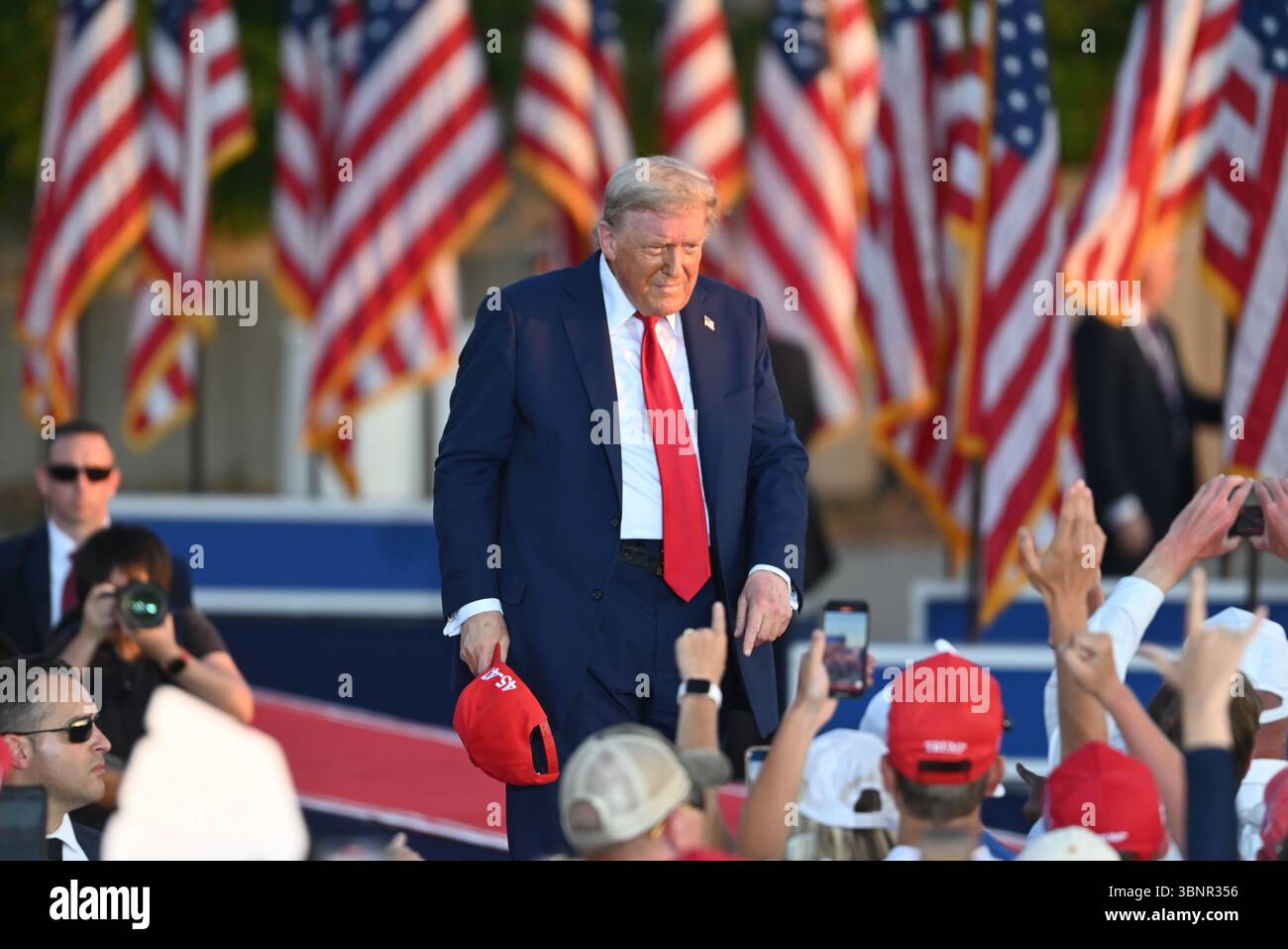 Des Moines, Vereinigte Staaten. 03 juillet 2025. Le président américain Donald J Trump fait des vagues et des gestes à la foule après son discours lors d’un rassemblement America250 à des Moines, Iowa, États-Unis, le 3 juillet 2025. Crédit : Kyle Mazza/UNF News via CNP/dpa/Alamy Live News Banque D'Images