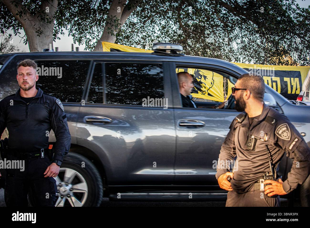 Des policiers israéliens montent la garde alors que le convoi du premier ministre israélien Benjamin Netanyahou part à la frontière de la bande de Gaza. Netanyahu a effectué sa première visite depuis le massacre du 7 octobre dans la communauté frontalière de Gaza du kibboutz Nir Oz près de 21 mois après l’assaut mené par le Hamas qui a laissé un résident sur quatre assassiné ou enlevé et a été accueilli à l’entrée par une pancarte indiquant Mr. abandon et par des survivants en colère l’accusant de chercher la rédemption politique sans jamais reconnaître l’incapacité des états à les protéger. (Photo par Eyal Warshavsky/SOPA images/SIPA USA) Banque D'Images