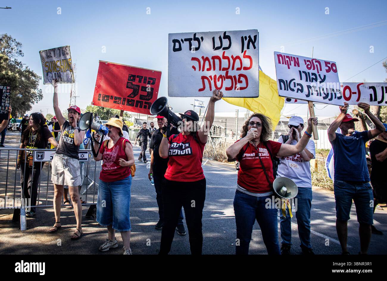 Les manifestants scandent des slogans et tiennent des pancartes à l'entrée du kibboutz Nir Oz avant la visite du premier ministre israélien Benjamin Netanyahu. Netanyahu a effectué sa première visite depuis le massacre du 7 octobre dans la communauté frontalière de Gaza du kibboutz Nir Oz près de 21 mois après l’assaut mené par le Hamas qui a laissé un résident sur quatre assassiné ou enlevé et a été accueilli à l’entrée par une pancarte indiquant Mr. abandon et par des survivants en colère l’accusant de chercher la rédemption politique sans jamais reconnaître l’incapacité des états à les protéger. (Photo par Eyal Warshavsky/SOPA images/SIPA USA) Banque D'Images