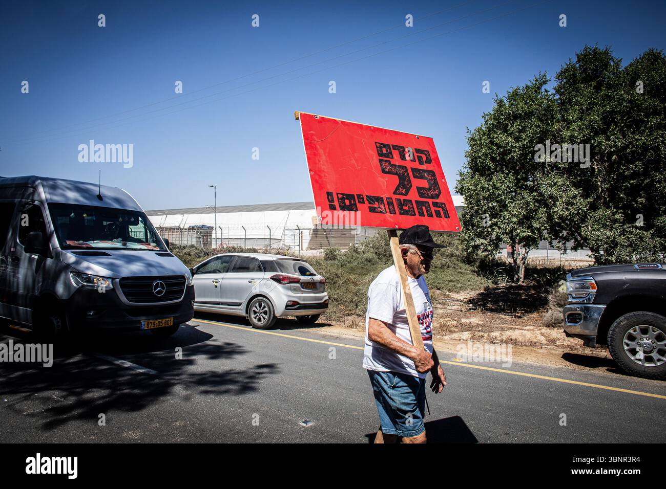 Un manifestant carie une pancarte qui lit en hébreu tout d'abord les otages marchent à l'entrée du kibboutz Nir Oz avant la visite du premier ministre israélien Benjamin Netanyahu. Netanyahu a effectué sa première visite depuis le massacre du 7 octobre dans la communauté frontalière de Gaza du kibboutz Nir Oz près de 21 mois après l’assaut mené par le Hamas qui a laissé un résident sur quatre assassiné ou enlevé et a été accueilli à l’entrée par une pancarte indiquant Mr. abandon et par des survivants en colère l’accusant de chercher la rédemption politique sans jamais reconnaître l’incapacité des états à les protéger. (Photo par Eyal Banque D'Images