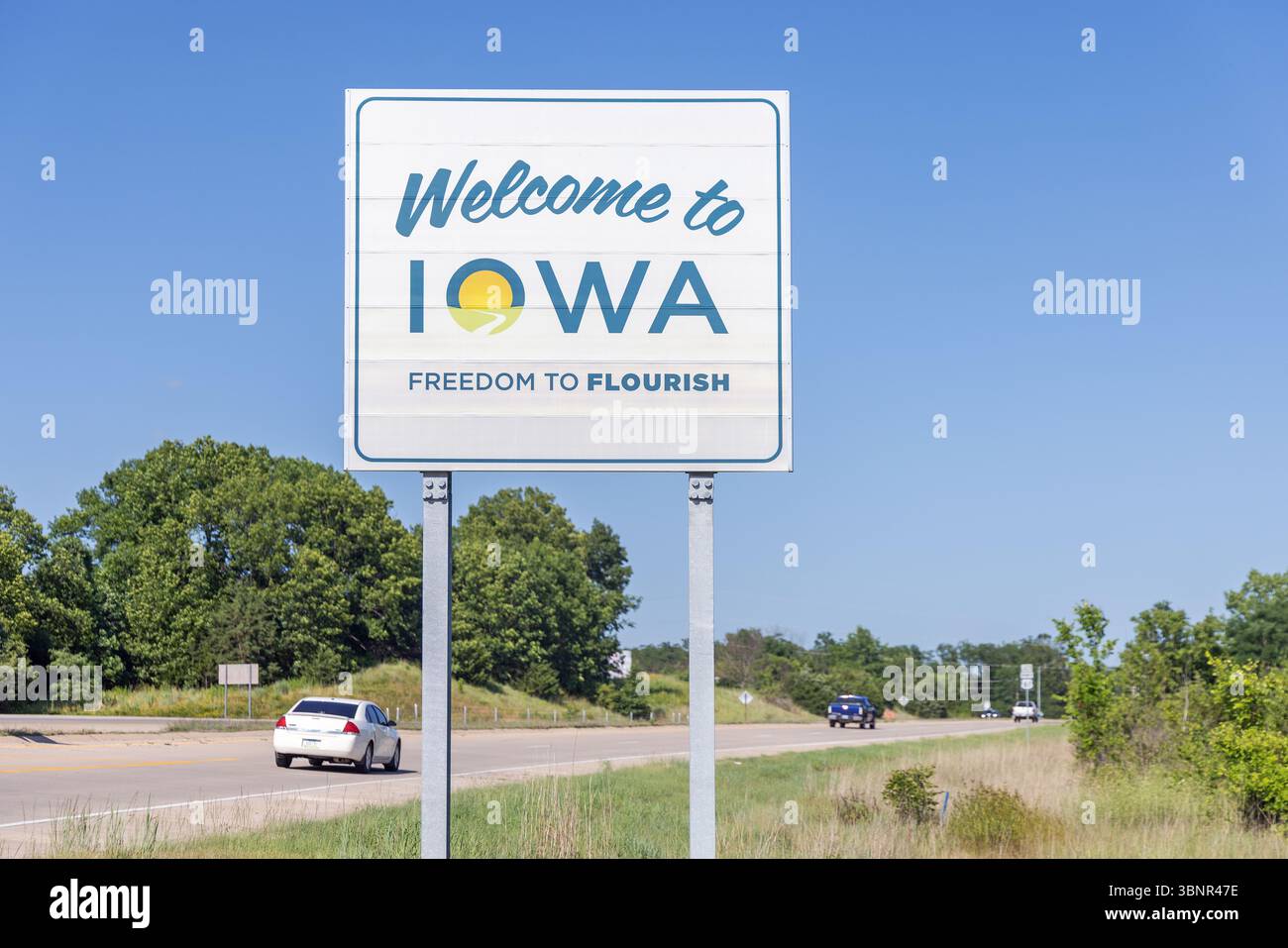 Un nouveau panneau « Bienvenue dans l’Iowa » sur la US route 61 à Keokuk, Iowa, États-Unis, à la traversée de la rivière des Moines. Banque D'Images