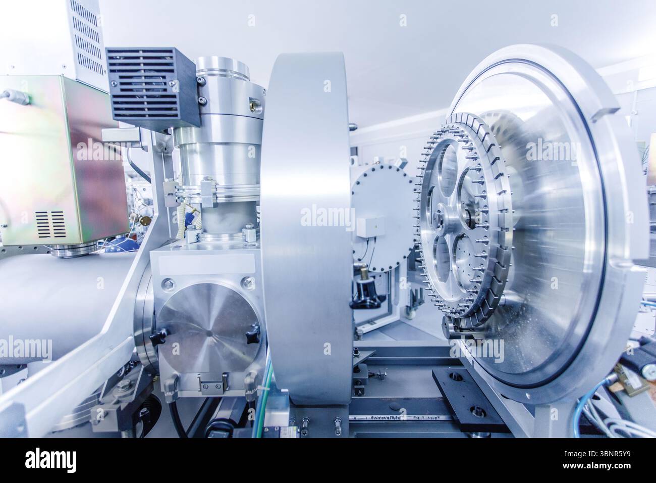 Vue macro détaillée des machines de collisionneur de hadrons dans un laboratoire de haute technologie utilisé pour la recherche en physique des particules. Banque D'Images