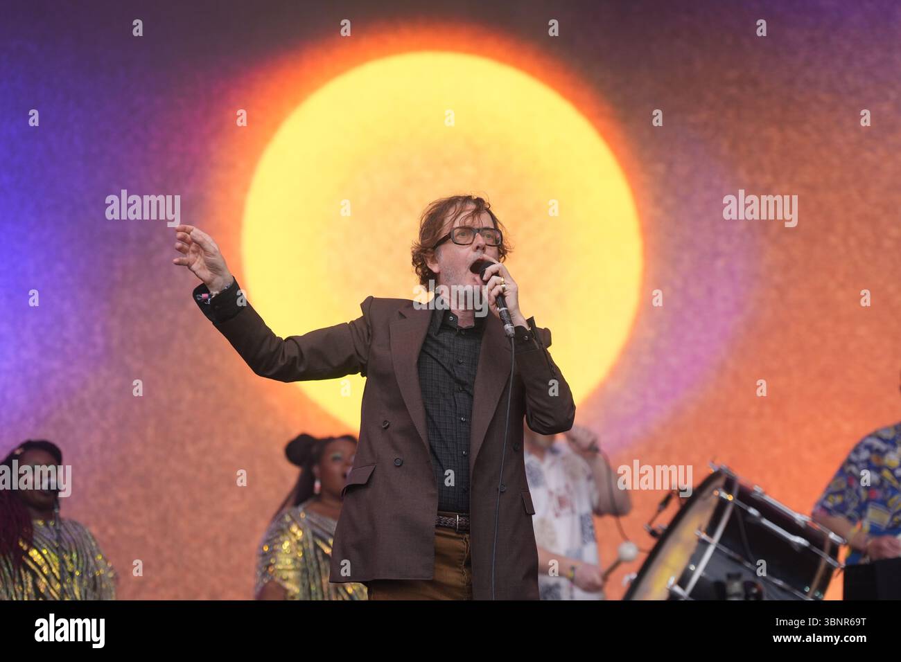 Photo du dossier datée du 28/06/25 de Pulp jouant sur la scène Pyramid pendant le festival de Glastonbury à Worthy Farm dans le Somerset. Les prévisions d'expédition fournissent une « oasis de calme », a déclaré Jarvis Cocker alors qu'il marquait le 100e anniversaire de sa diffusion sur la BBC. Date d'émission : vendredi 4 juillet 2025. Banque D'Images
