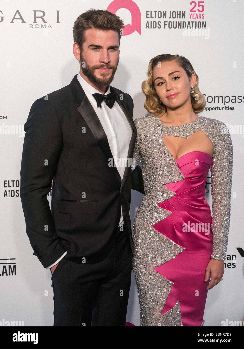 (FILE) Miley Cyrus recevra une étoile sur le Hollywood Walk of Fame en 2026. Miley Cyrus fait partie des 35 lauréats annoncés le mercredi 2 juillet 2025 par Eugenio Derbez et Richard Blade. WEST HOLLYWOOD, LOS ANGELES, CALIFORNIE, États-Unis - MARS 04 : L'acteur australien Liam Hemsworth portant un tux Burberry et sa petite amie/chanteuse américaine, auteur-compositeur et actrice Miley Cyrus portant une double robe rose et scintillante Moschino arrive à la 26e soirée annuelle des Oscars de la Fondation Elton John AIDS qui s'est tenue au City of West Hollywood Park le 4 mars 2018 à West Hollywood, Los Angeles, Californie, Unit Banque D'Images