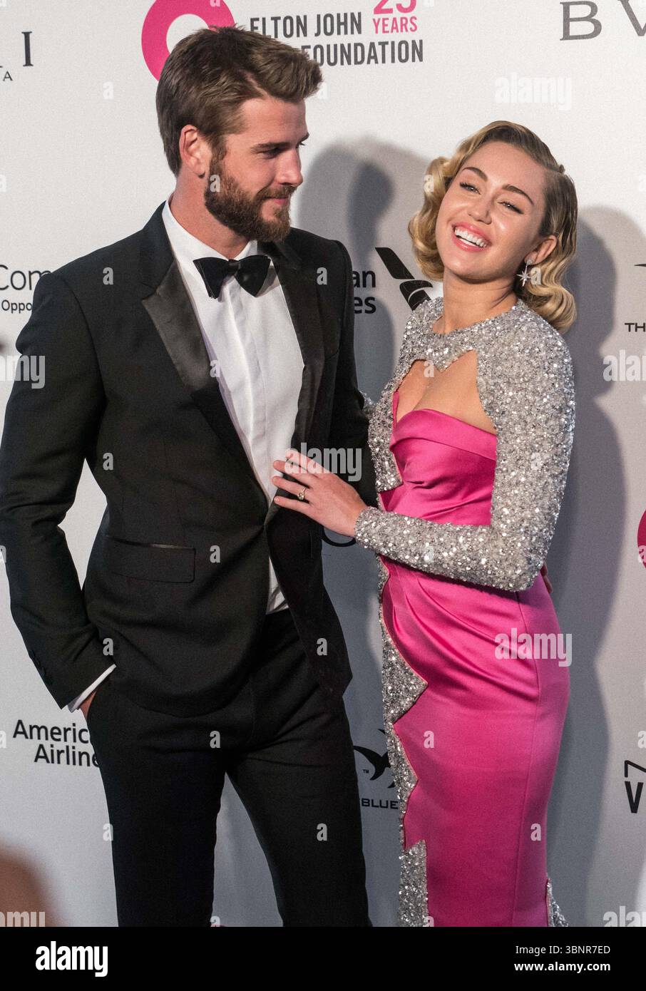 (FILE) Miley Cyrus recevra une étoile sur le Hollywood Walk of Fame en 2026. Miley Cyrus fait partie des 35 lauréats annoncés le mercredi 2 juillet 2025 par Eugenio Derbez et Richard Blade. WEST HOLLYWOOD, LOS ANGELES, CALIFORNIE, États-Unis - MARS 04 : L'acteur australien Liam Hemsworth portant un tux Burberry et sa petite amie/chanteuse américaine, auteur-compositeur et actrice Miley Cyrus portant une double robe rose et scintillante Moschino arrive à la 26e soirée annuelle des Oscars de la Fondation Elton John AIDS qui s'est tenue au City of West Hollywood Park le 4 mars 2018 à West Hollywood, Los Angeles, Californie, Unit Banque D'Images
