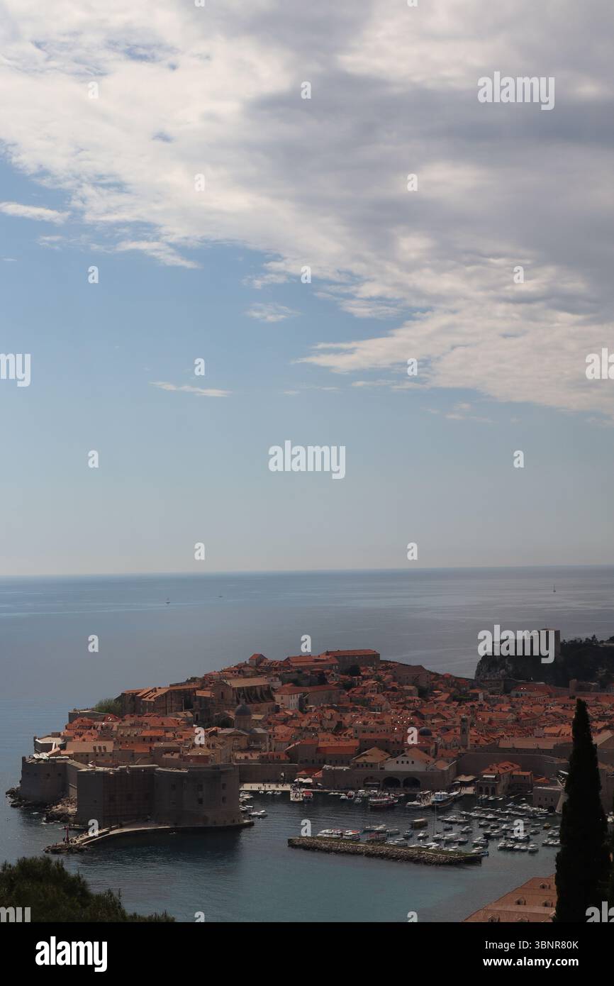 Vue aérienne de Dubrovnik, Croatie, avec ses toits orange emblématiques, la mer Adriatique bleue et le ciel par une journée de printemps ensoleillée. Banque D'Images
