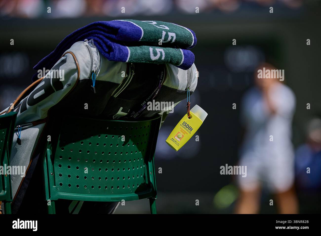 Londres, Londres, Grande-Bretagne. 2 juillet 2025. Impressions sac de raquette avec une bouteille de pare-soleil lors des Championnats de Wimbledon, 2.7.2025 à Londres (All England Lawn Tennis and Croquet Club), Grande-Bretagne - photo : Mathias Schulz (crédit image : © Mathias Schulz/ZUMA Press Wire) USAGE ÉDITORIAL SEULEMENT ! Non destiné à UN USAGE commercial ! Banque D'Images