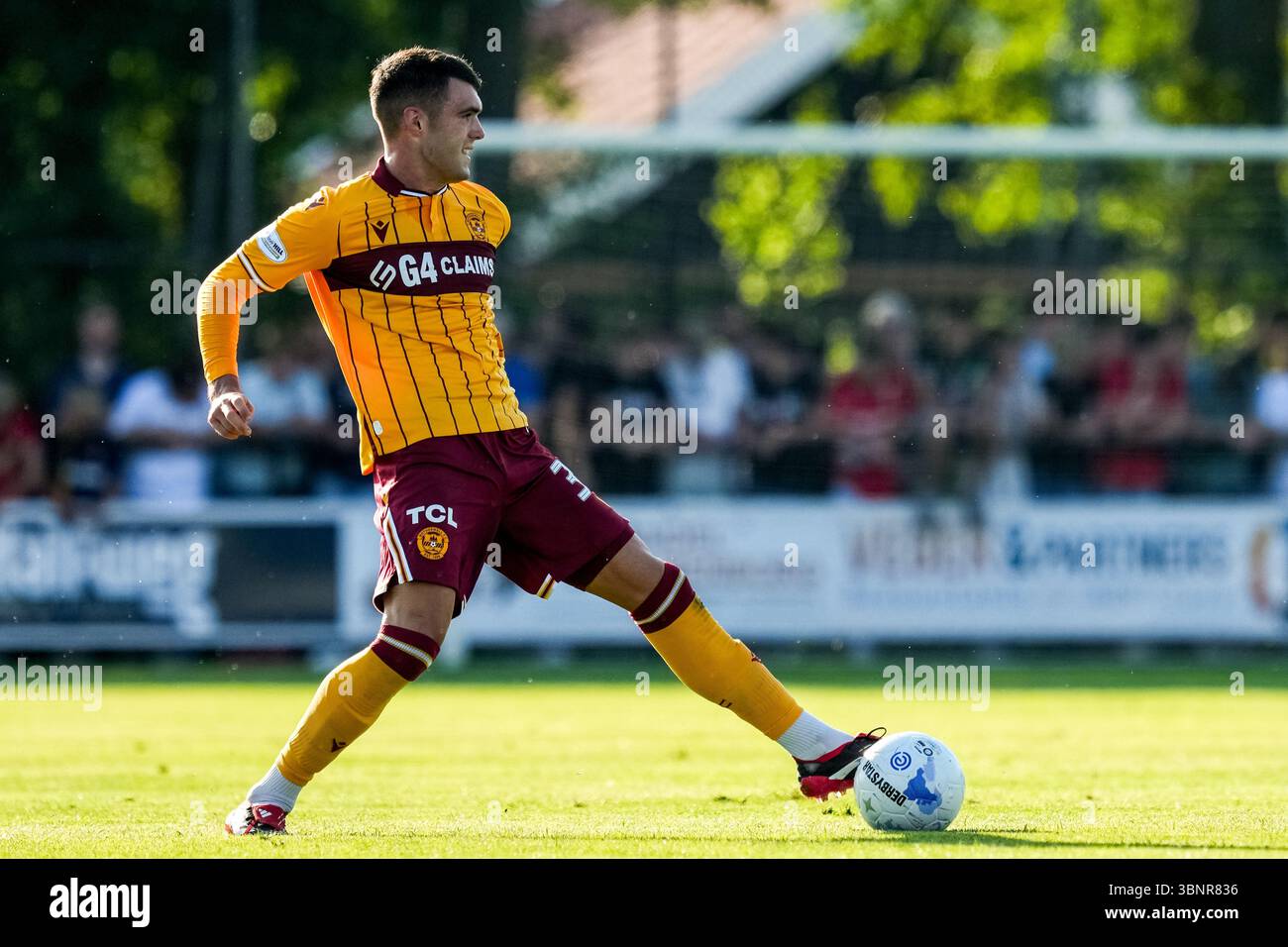 HENGELO, PAYS-BAS - 1er JUILLET : Lennon Miller lors du match amical de pré-saison entre le FC Twente et le Motherwell FC le 1er juillet 2025 à Hengelo, pays-Bas. (Photo de René Nijhuis) Banque D'Images