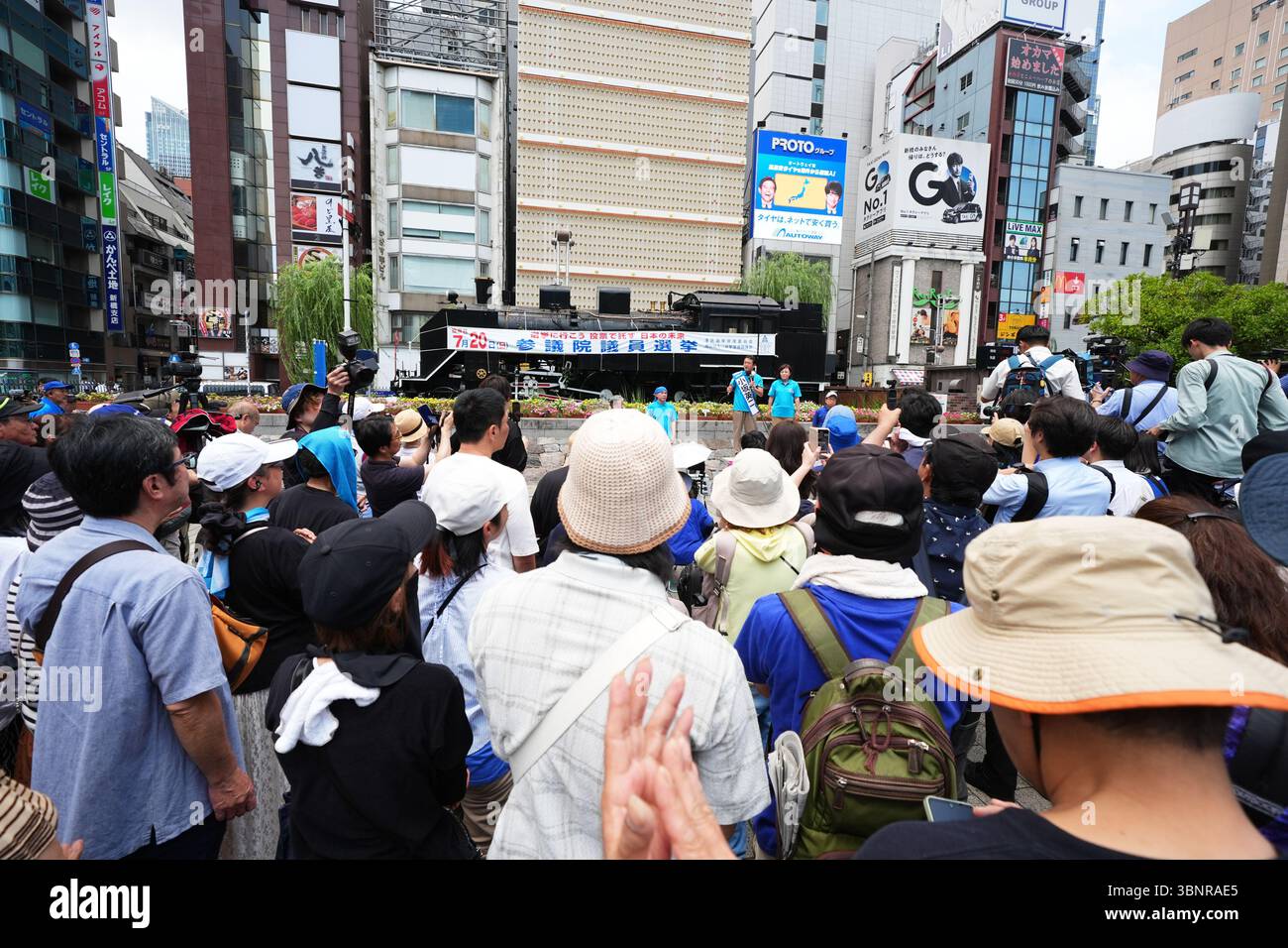 Shimbashi, Tokyo, Japon. 3 juillet 2025. Les gens écoutent les discours lors d'une campagne électorale du candidat du Parti conservateur du Japon à Shimbashi, Tokyo, Japon, le 3 juillet 2025. Les élections à la Chambre haute auront lieu le 20 juillet. Crédit : AFLO/Alamy Live News Banque D'Images