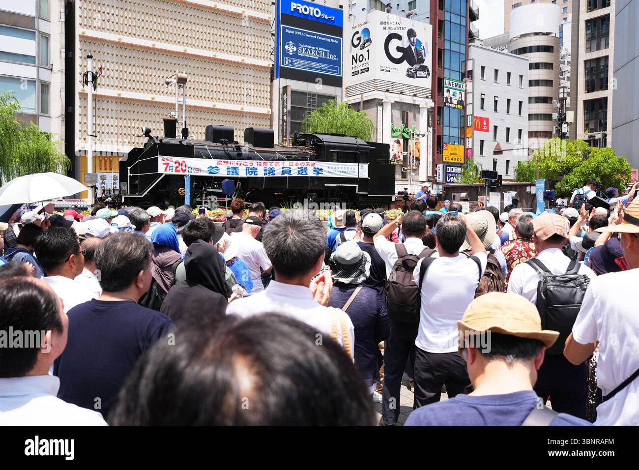 Shimbashi, Tokyo, Japon. 3 juillet 2025. Les gens écoutent les discours lors d'une campagne électorale du candidat du Parti conservateur du Japon à Shimbashi, Tokyo, Japon, le 3 juillet 2025. Les élections à la Chambre haute auront lieu le 20 juillet. Crédit : AFLO/Alamy Live News Banque D'Images