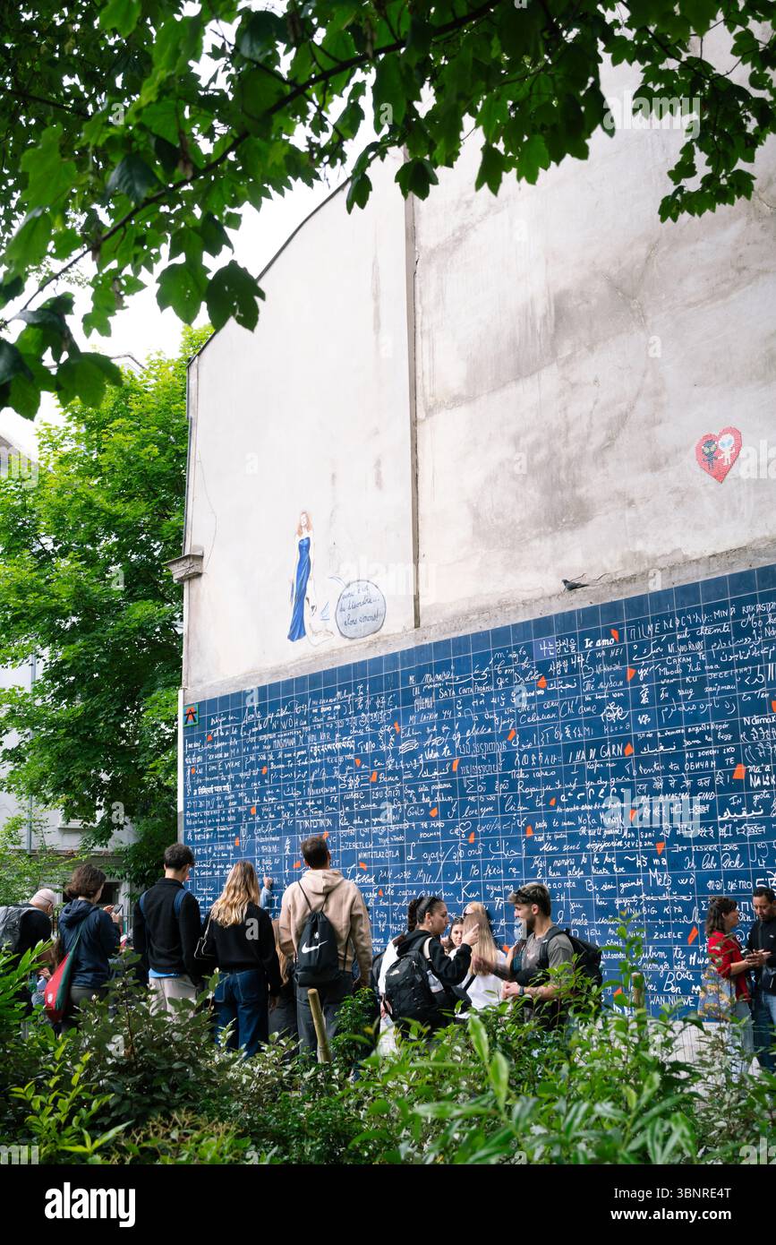 Paris, France - 8 juin 2025 : Montmartre Wall of Love le mur des je taime Banque D'Images