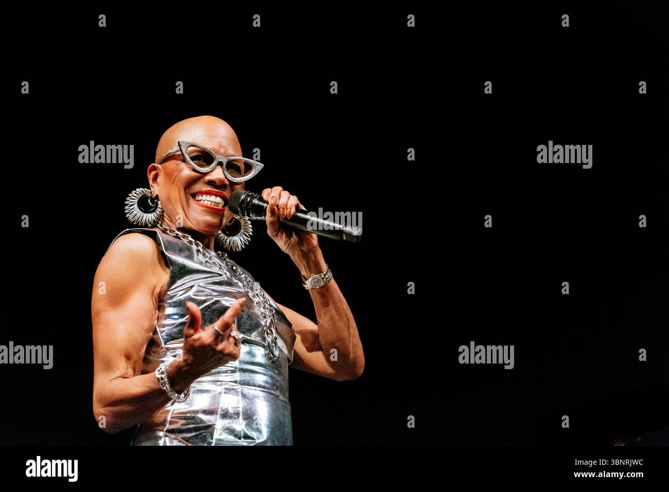 Magnifique Dee Dee Bridgewater, un concert émouvant plein d’énergie de Dee Dee, féministe et militante politique. Une soirée jazz inoubliable au Théâtre du Capitole pendant le Festival de Toulouse. Une occasion unique d’entendre à Toulouse le plus français des grands chanteurs de jazz américains, véritable icône du swing et de la soul. France, Toulouse, 1er juillet 2025. Photographie de Patricia Huchot-Boissier / Agence DyF. Banque D'Images