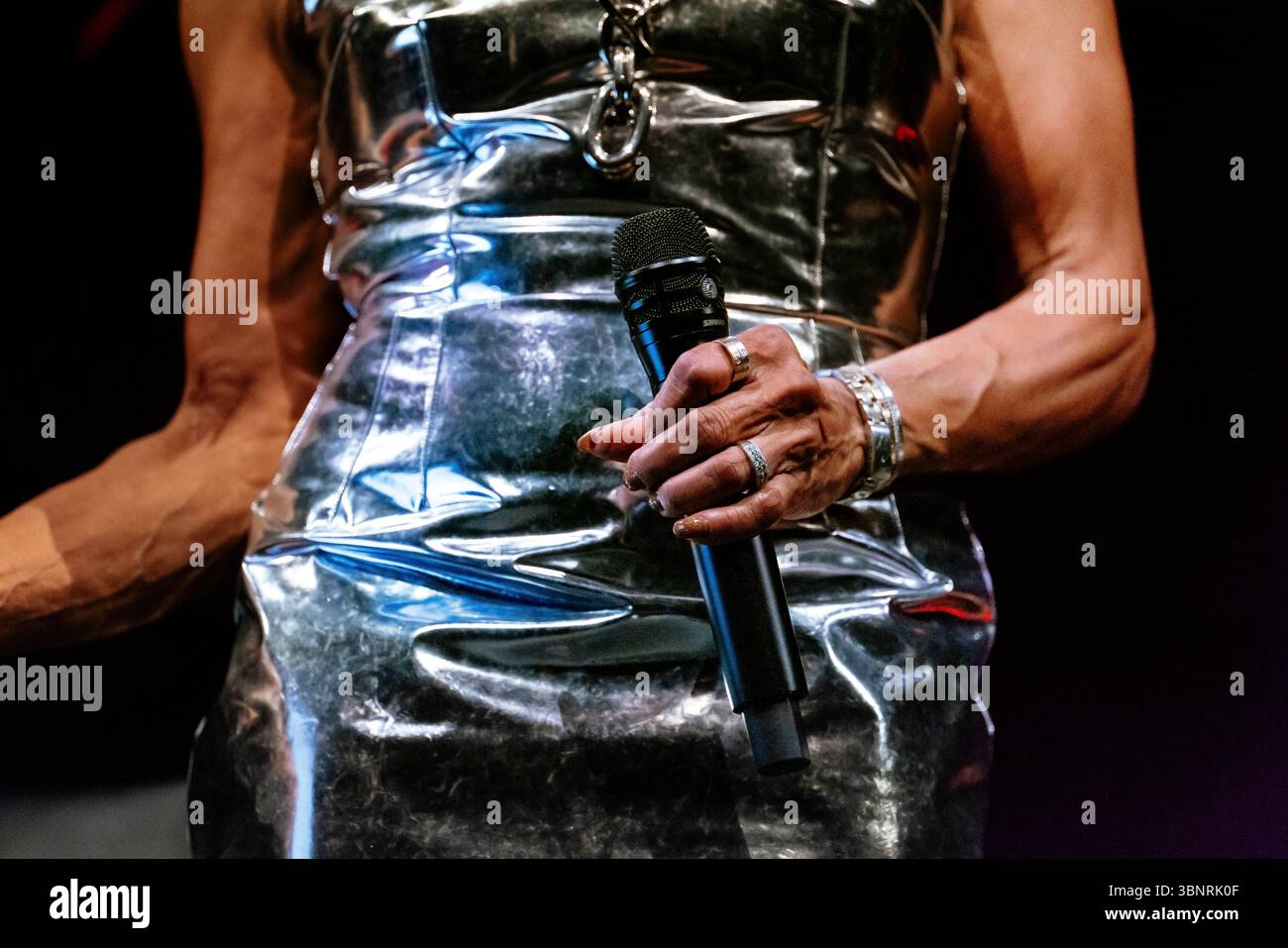 Magnifique Dee Dee Bridgewater, un concert émouvant plein d’énergie de Dee Dee, féministe et militante politique. Une soirée jazz inoubliable au Théâtre du Capitole pendant le Festival de Toulouse. Une occasion unique d’entendre à Toulouse le plus français des grands chanteurs de jazz américains, véritable icône du swing et de la soul. France, Toulouse, 1er juillet 2025. Photographie de Patricia Huchot-Boissier / Agence DyF. Banque D'Images