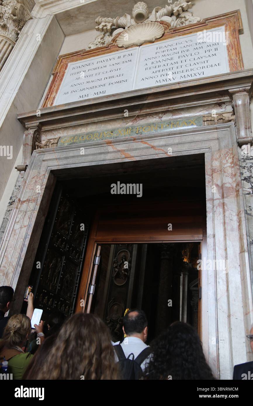 Les foules traversent les portes saintes (Porta Santa) de la basilique papale Saint-Pierre au Vatican (basilique Saint-Pierre). Les portes ne sont ouvertes qu'une fois tous les vingt-cinq ans dans le cadre du Jubilé à Rome. Banque D'Images