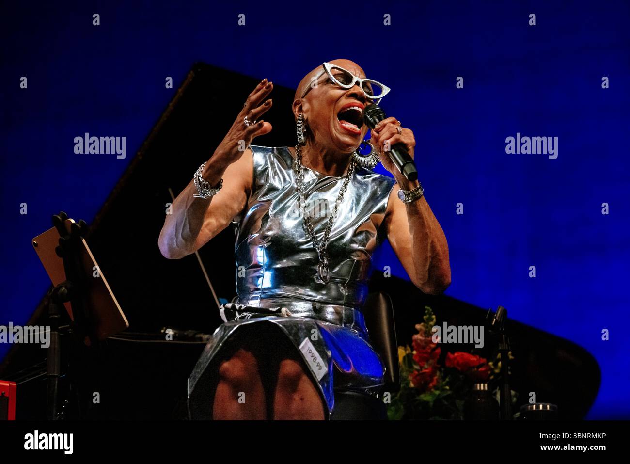 Magnifique Dee Dee Bridgewater, un concert émouvant plein d’énergie de Dee Dee, féministe et militante politique. Une soirée jazz inoubliable au Théâtre du Capitole pendant le Festival de Toulouse. Une occasion unique d’entendre à Toulouse le plus français des grands chanteurs de jazz américains, véritable icône du swing et de la soul. France, Toulouse, 1er juillet 2025. Photographie de Patricia Huchot-Boissier / Agence DyF. Banque D'Images