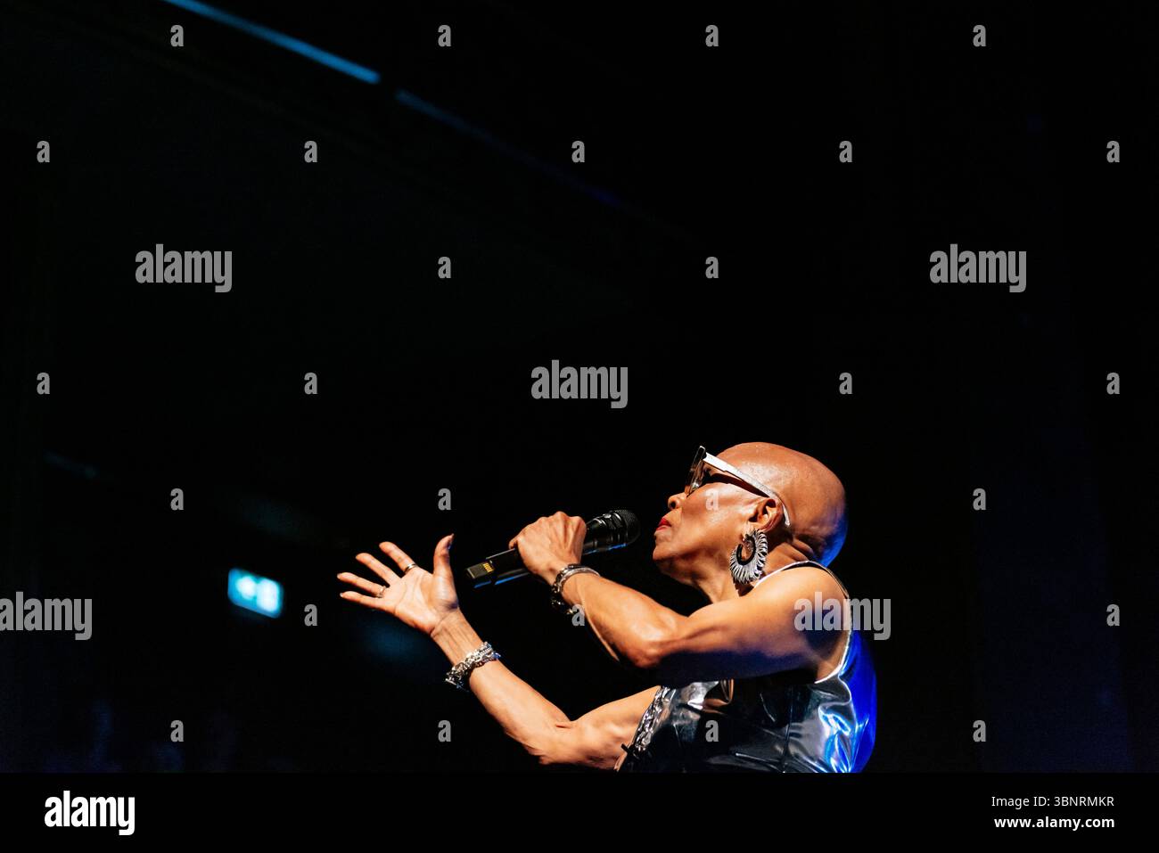 Magnifique Dee Dee Bridgewater, un concert émouvant plein d’énergie de Dee Dee, féministe et militante politique. Une soirée jazz inoubliable au Théâtre du Capitole pendant le Festival de Toulouse. Une occasion unique d’entendre à Toulouse le plus français des grands chanteurs de jazz américains, véritable icône du swing et de la soul. France, Toulouse, 1er juillet 2025. Photographie de Patricia Huchot-Boissier / Agence DyF. Banque D'Images