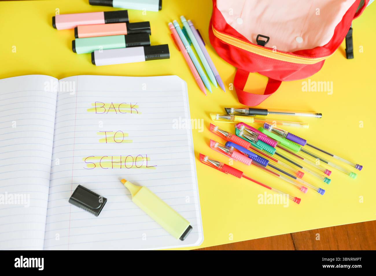 Texte de retour à l'école avec des fournitures scolaires lumineuses Banque D'Images