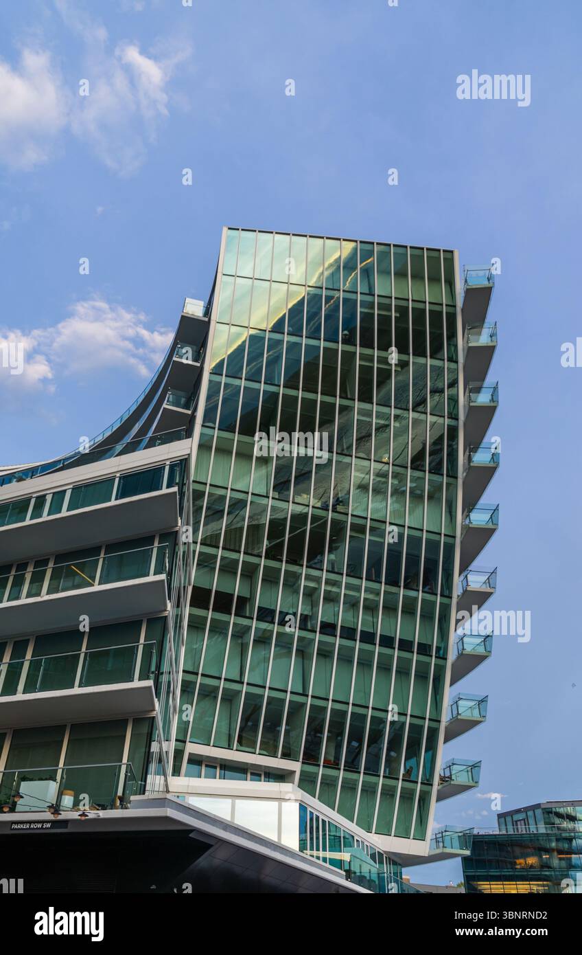 Bâtiments modernes d'aparment en verre par jour ensoleillé clair à Washington DC Banque D'Images