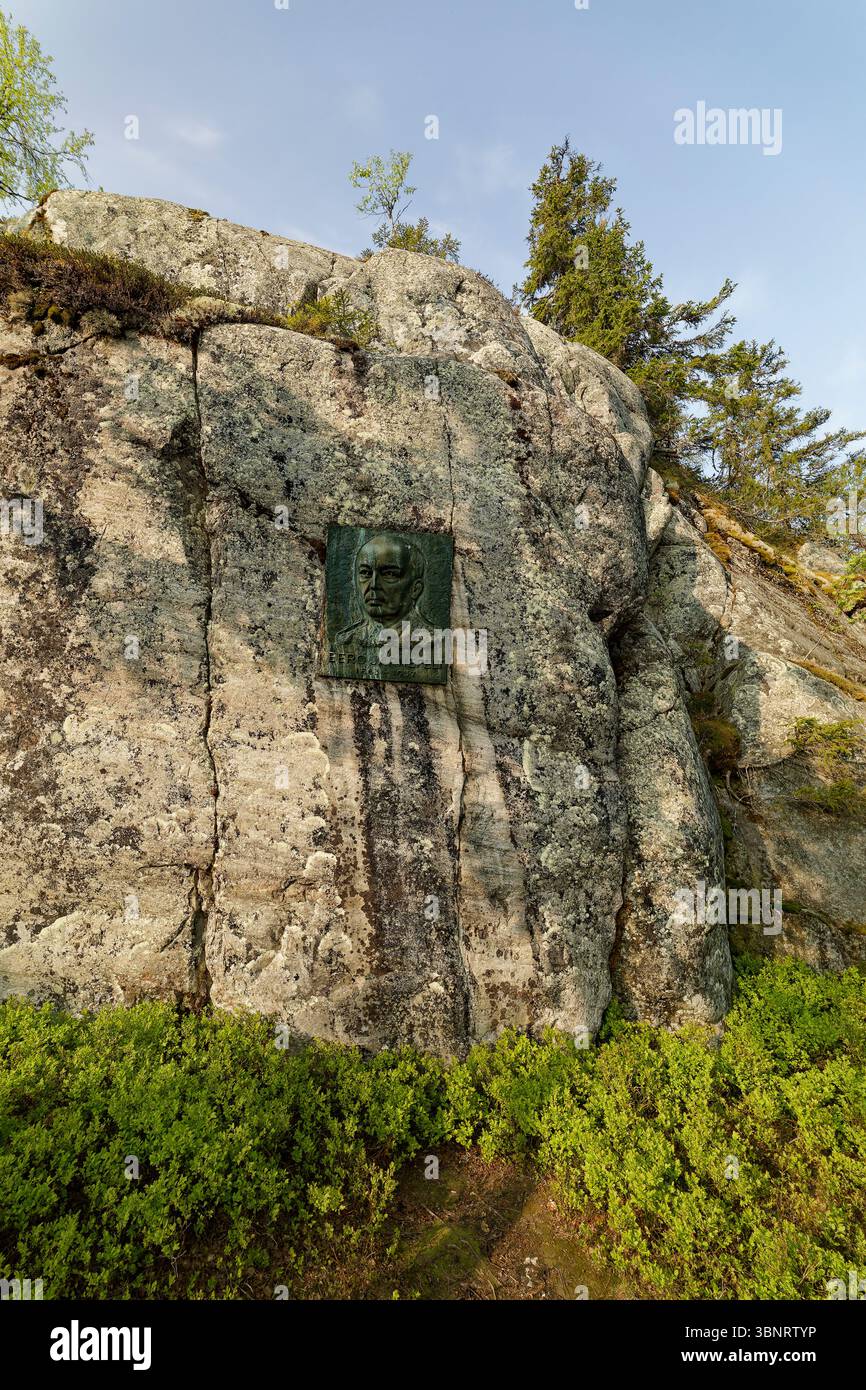 Monument commémoratif Eero Järnefelt (muistomerkki) monté sur la falaise rocheuse du parc national de Koli, Finlande, commémorant le célèbre peintre finlandais Banque D'Images