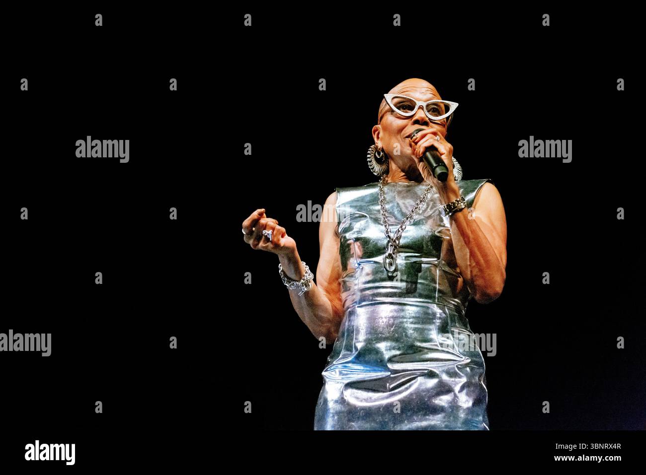 Magnifique Dee Dee Bridgewater, un concert émouvant plein d’énergie de Dee Dee, féministe et militante politique. Une soirée jazz inoubliable au Théâtre du Capitole pendant le Festival de Toulouse. Une occasion unique d’entendre à Toulouse le plus français des grands chanteurs de jazz américains, véritable icône du swing et de la soul. France, Toulouse, 1er juillet 2025. Photographie de Patricia Huchot-Boissier / Agence DyF. Banque D'Images