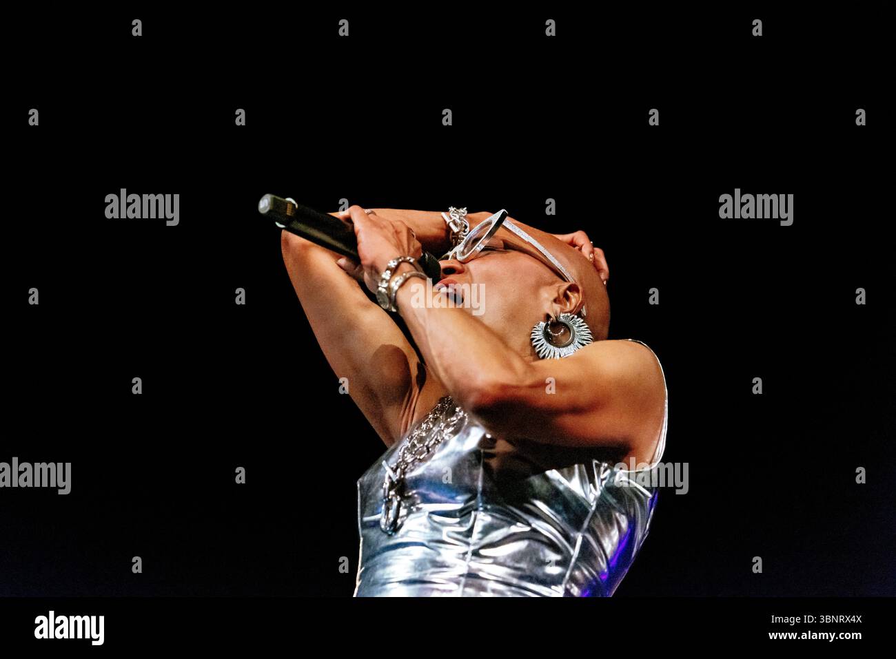 Magnifique Dee Dee Bridgewater, un concert émouvant plein d’énergie de Dee Dee, féministe et militante politique. Une soirée jazz inoubliable au Théâtre du Capitole pendant le Festival de Toulouse. Une occasion unique d’entendre à Toulouse le plus français des grands chanteurs de jazz américains, véritable icône du swing et de la soul. France, Toulouse, 1er juillet 2025. Photographie de Patricia Huchot-Boissier / Agence DyF. Banque D'Images