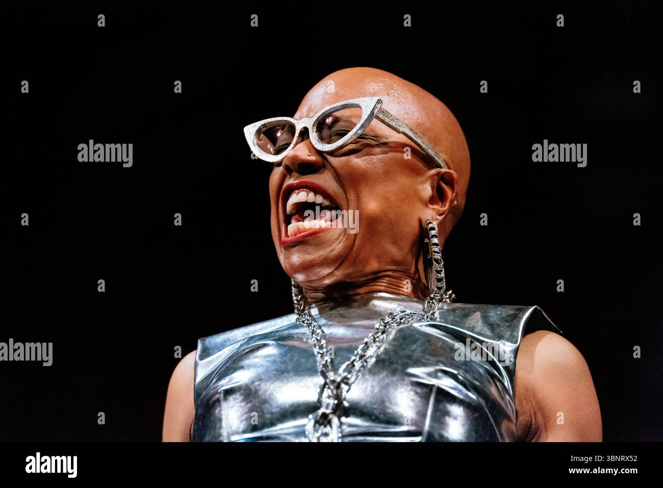 Magnifique Dee Dee Bridgewater, un concert émouvant plein d’énergie de Dee Dee, féministe et militante politique. Une soirée jazz inoubliable au Théâtre du Capitole pendant le Festival de Toulouse. Une occasion unique d’entendre à Toulouse le plus français des grands chanteurs de jazz américains, véritable icône du swing et de la soul. France, Toulouse, 1er juillet 2025. Photographie de Patricia Huchot-Boissier / Agence DyF. Banque D'Images