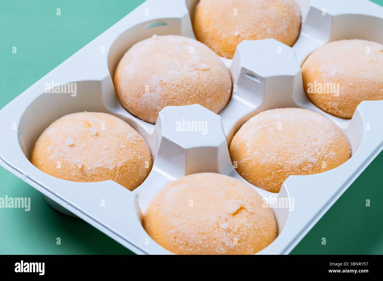 Mochi de crème glacée japonais à la mangue sur fond vert Banque D'Images