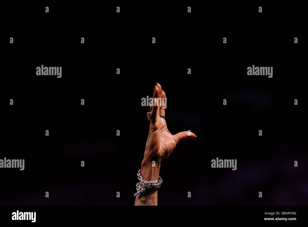 La main de Dee Dee Bridgewater. Magnifique Dee Dee Bridgewater, un concert émouvant plein d’énergie de Dee Dee, féministe et militante politique. Une soirée jazz inoubliable au Théâtre du Capitole pendant le Festival de Toulouse. Une occasion unique d’entendre à Toulouse le plus français des grands chanteurs de jazz américains, véritable icône du swing et de la soul. France, Toulouse, 1er juillet 2025. Photographie de Patricia Huchot-Boissier / Agence DyF. Banque D'Images