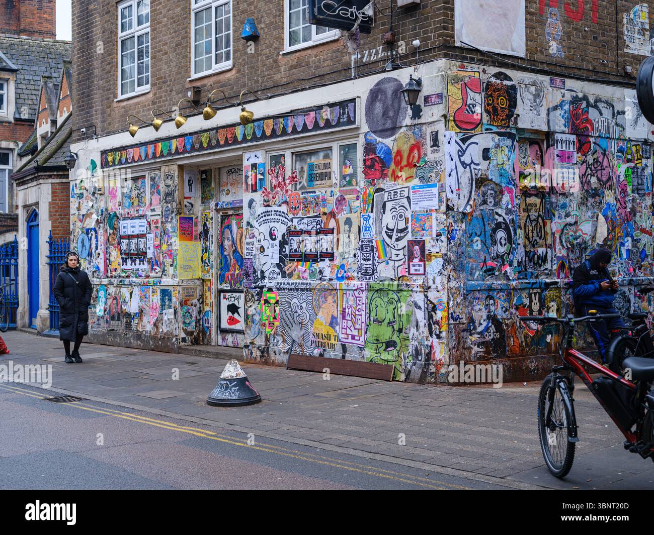 Royaume-Uni, Londres, 07 juillet 2025. Bâtiment d'angle recouvert de graffitis à Shoreditch, dans l'est de Londres, présentant des arts de rue dynamiques, des affiches et des autocollants Banque D'Images