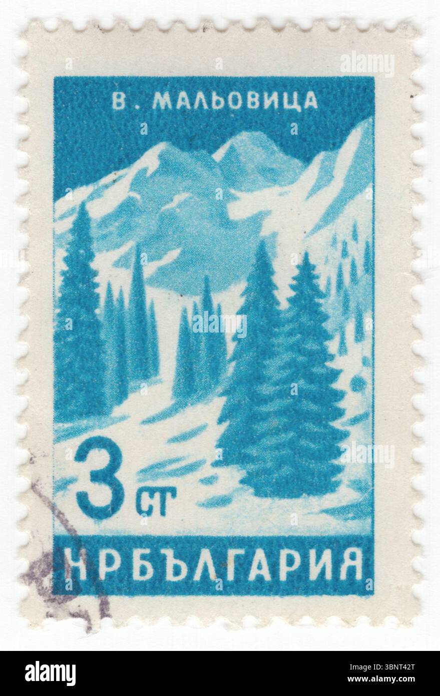 BULGARIE — 1964 octobre 26 : timbre-poste bleu verdâtre à 3 stotinki représentant des pins sur le pic de Malyovitsa. C'est un sommet dans la partie nord-ouest de la montagne Rila dans le sud-ouest de la Bulgarie. Il mesure 2 729 m de haut et est l'une des régions touristiques les plus populaires de la montagne. Ses pentes nord et est sont raides et presque inaccessibles tandis que les pentes sud et sud-ouest sont plus obliques. Le monastère de Rila est situé sur ses contreforts sud face à la vallée de la rivière Rilska, et le centre de ski de Malyovitsa - avec deux pistes de descente et deux pistes de ski - est au nord Banque D'Images