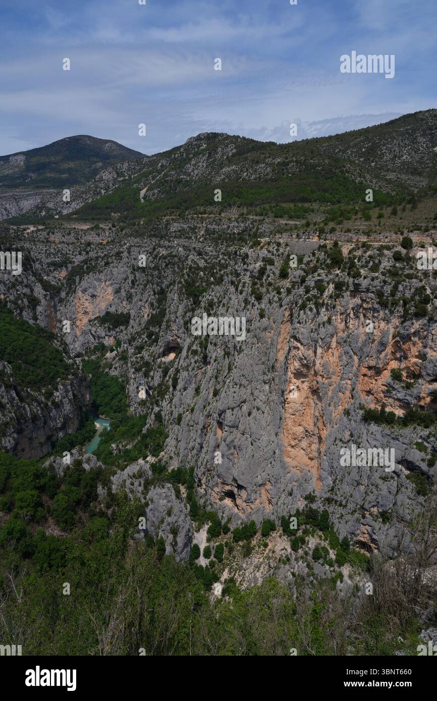 Vue plongeante sur le Verdon dans le secteur des Gorges du Verdon, près de la falaise de Bauchet en France Banque D'Images