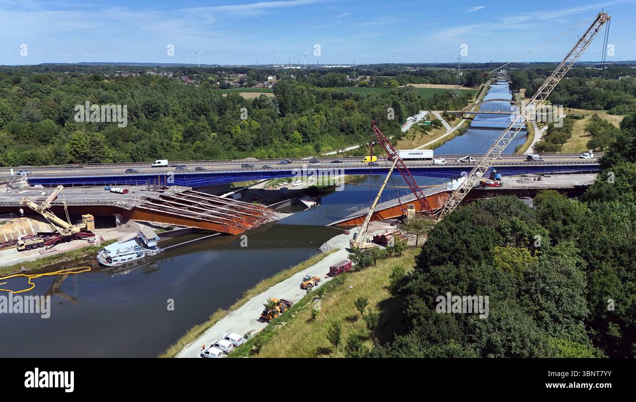 La Louvière, Belgique. 04 juillet 2025. Cette image de drone aérien montre les restes d'un pont qui s'est effondré en mars, à la Louvière, prise le vendredi 04 juillet 2025. Une personne est décédée et plusieurs autres ont été blessées lorsqu'un pont en construction sur l'autoroute E42, qui enjambe le canal du Centre, s'est partiellement effondré le 6 mars. Plusieurs grues ont été emportées dans l'effondrement. BELGA PHOTO NICOLAS MAETERLINCK crédit : Belga News Agency/Alamy Live News Banque D'Images