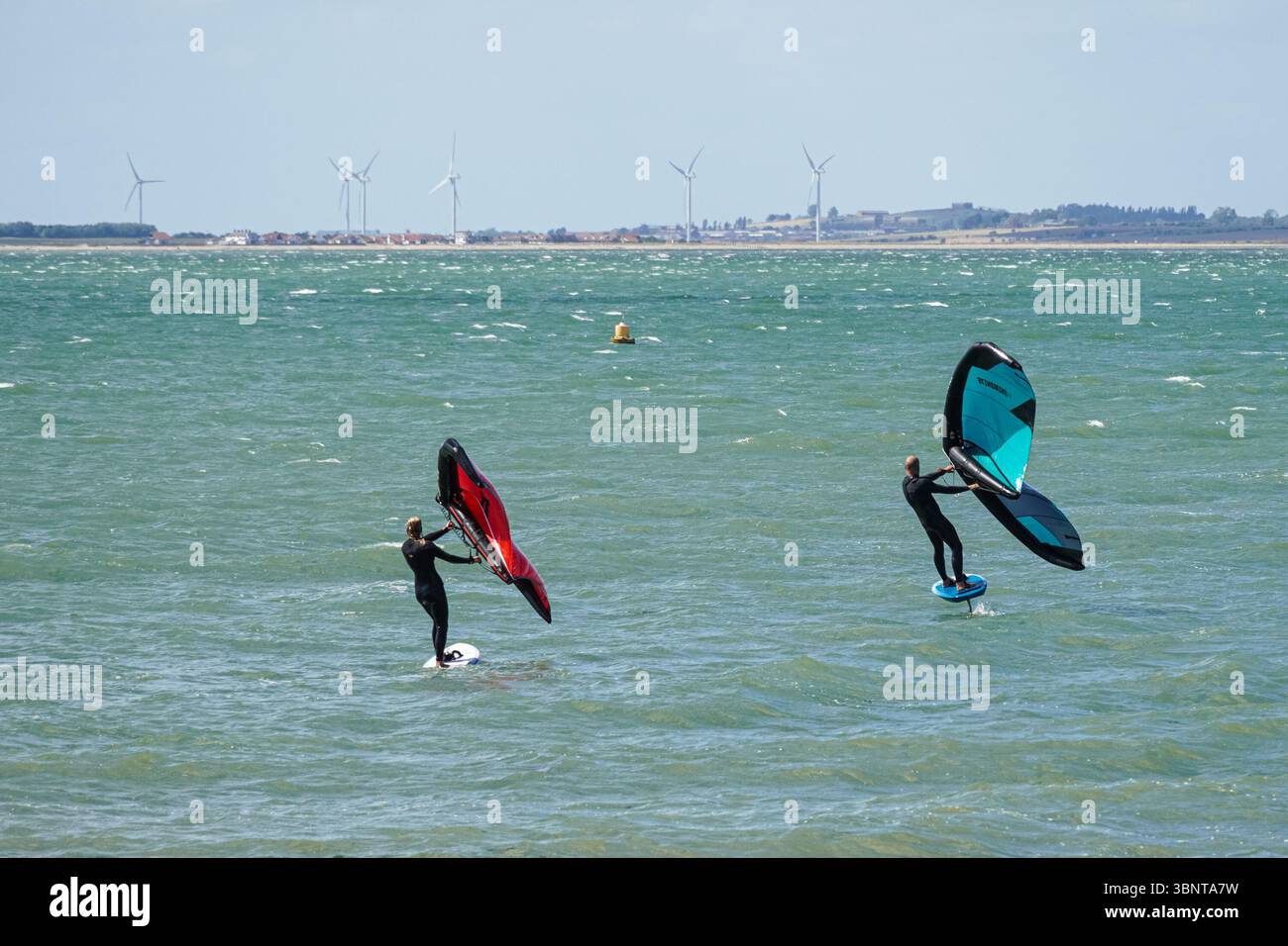 Des gens qui volent sur la mer à Whitstable, Kent, Angleterre Royaume-Uni Royaume-Uni Banque D'Images