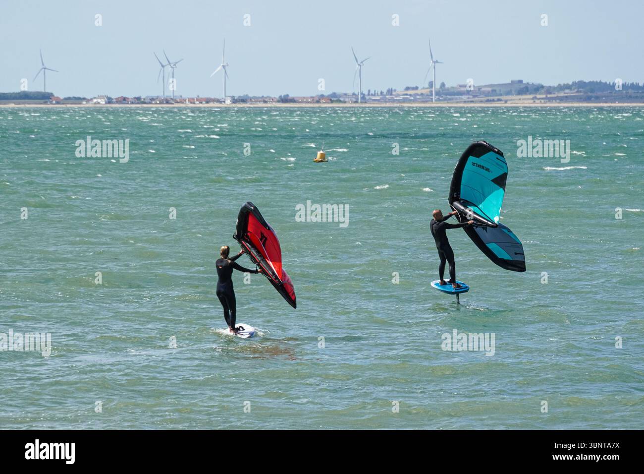 Des gens qui volent sur la mer à Whitstable, Kent, Angleterre Royaume-Uni Royaume-Uni Banque D'Images