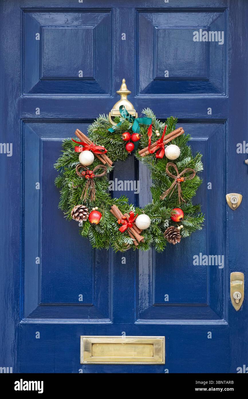 Couronne décorative de Noël accrochée sur une porte d'entrée d'une maison à Kensington, Londres, Angleterre, Royaume-Uni, Royaume-Uni Banque D'Images