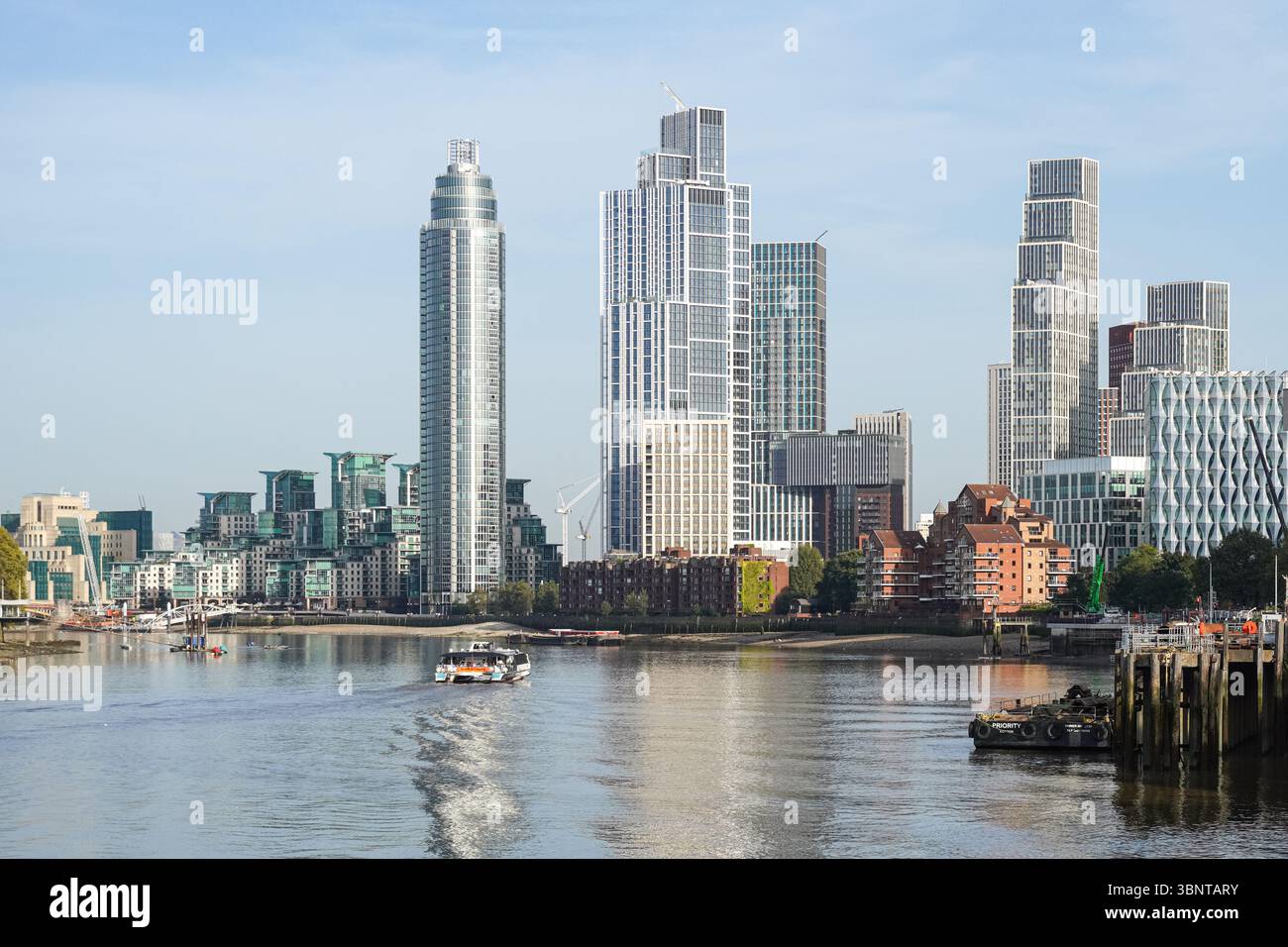 Nouveaux bâtiments résidentiels modernes avec appartements de luxe à Nine Elms, Londres Angleterre Royaume-Uni Banque D'Images