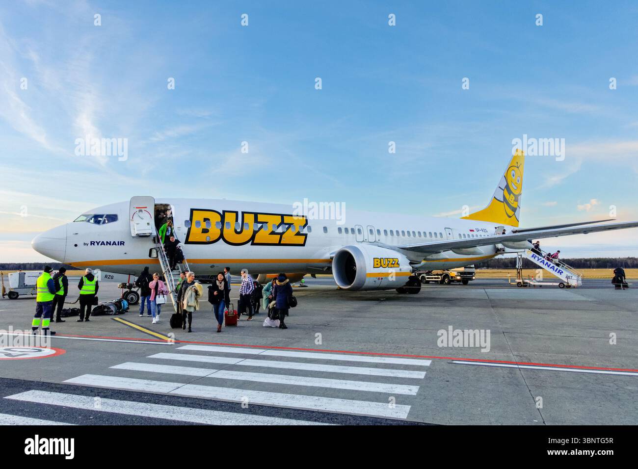 Ryanair Buzz Aircraft à l'aéroport Modlin de Varsovie, Pologne Banque D'Images