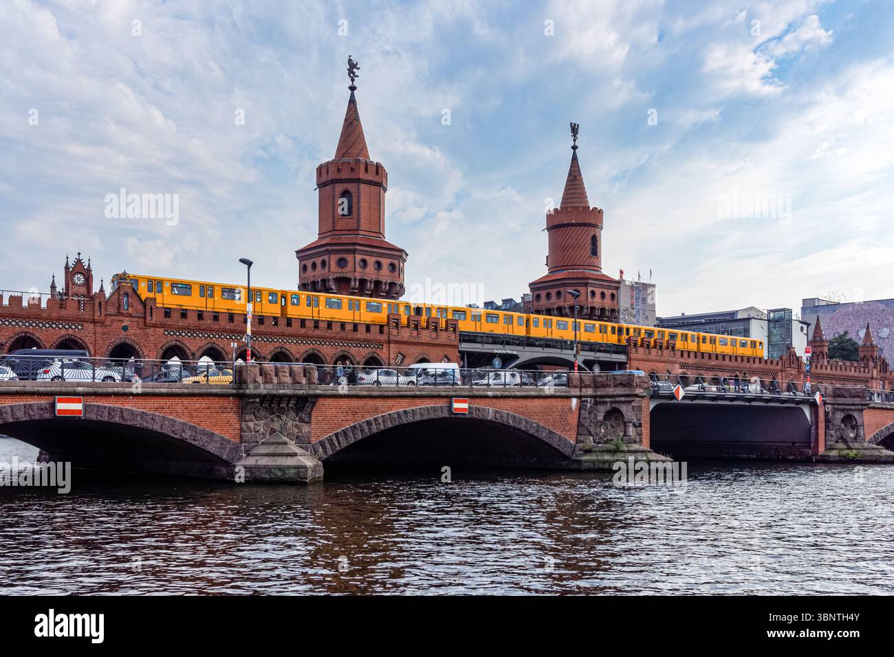 U-Bahn (train traversant le pont Oberbaum à Berlin, Allemagne Banque D'Images