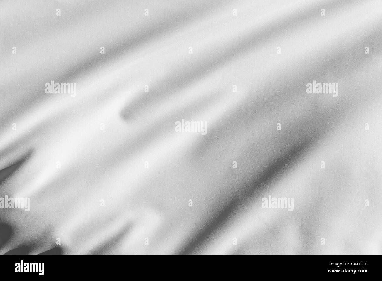 Drapeau blanc détaillé se plie en mouvement, parfait pour les graphiques axés sur le textile, les couches d'arrière-plan ou les visuels à thème paisible Banque D'Images