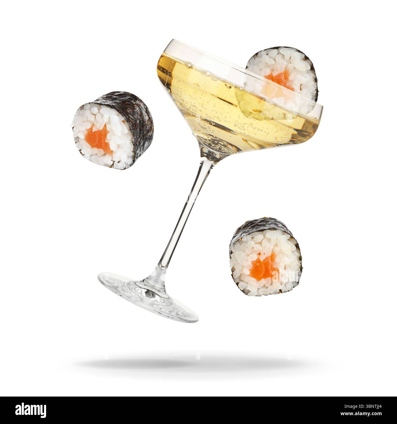 Vin mousseux en verre et rouleaux de sushi tombant sur fond blanc Banque D'Images